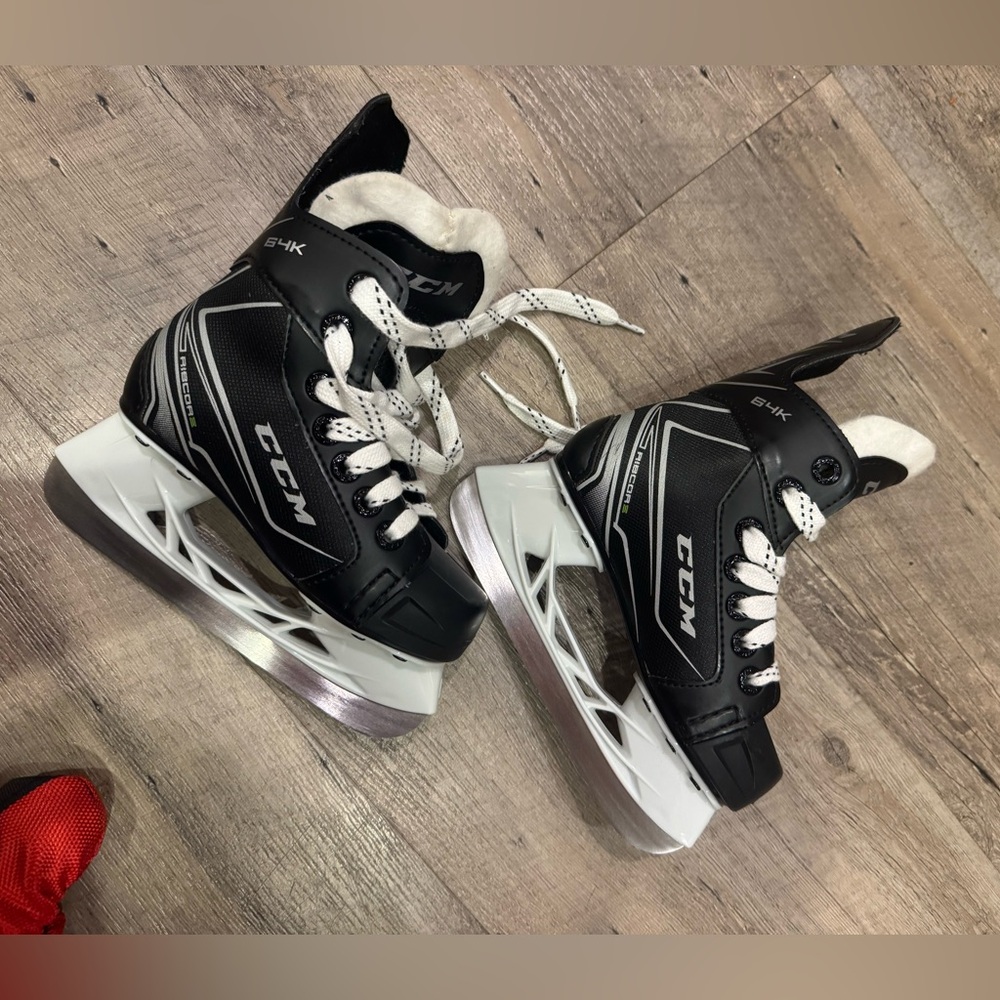 CCM Ribcore 64K youth ice hockey shares - size 10Y